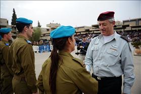 הרמטכ''ל, בני גנץ, לוחץ את ידה של בוגרת קורס קצינים בבה''ד 1. צילום: Israel Defense Forces, wikimedia