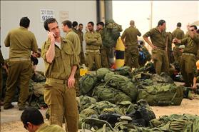 חיילי מילואים בשטח כינוס ליד רצועת עזה. צילום: Israel Defense Forces, flickr