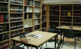 ספרייה תורנית בבני ברק. צילום: David, wikipedia