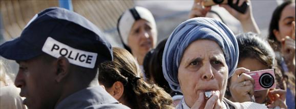נשים חרדיות מוחות ברחבת הכותל נגד תפילת נשות הכותל. 08-07-2013 צילום: מרים אלסטר פלאש 90