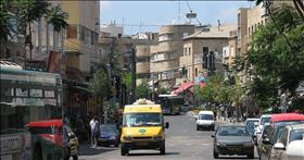 מונית שירות ברחוב הרצל בחיפה. צילום: Orrling, wikipedia
