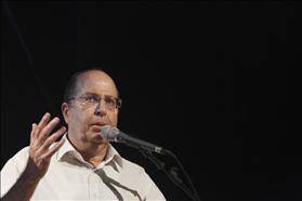 שר הביטחון משה יעלון נואם באירוע בתיאטרון ירושלים. 16-09-2013. צילום: מרים אלסטר/פלאש 90