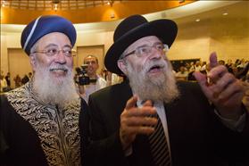 הרבנים הראשיים לירושלים, אריה שטרן ושלמה עמאר, לאחר ההודעה על בחירתם. 21102014 צילום: יונתן סינדל, פלאש 90