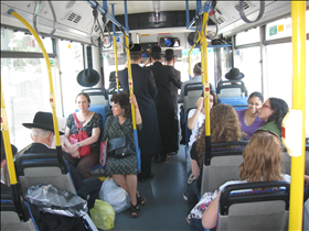 פעילות ארגוני נשים יושבות ב''עזרת הגברים'' של אוטובוס הפרדה. צילום: שירן דדון, 2009