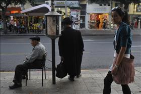 תחנת אוטובוסים ברחוב אלנבי בתל אביב. צילום: סרג' אטל, פלאש 90
