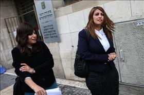 ראשת מפלגת הנשים החרדית ''ובזכותן'', רות קוליאן, ומספר 4 ברשימתה, גילה ישר, בהפגנה של מסורבות גט בכניסה לבית הדין הרבני הגדול בירושלים. 04032015 צילום: נתי שוחט, פלאש 90
