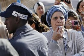 נשים חרדיות מוחות ברחבת הכותל נגד תפילת נשות הכותל. 08-07-2013 צילום: מרים אלסטר פלאש 90