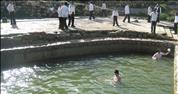גברים מסלקים נשים ממעיינות ירושלים כדי שיוכלו לטבול