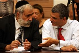 חברי הכנסת ניסים זאב משס ומשה כחלון מהליכוד בישיבה בכנסת 14072008 צילום קובי גדעון פלאש 90.