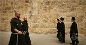 תופעה בירושלים: חרדים יורקים ליד כמרים