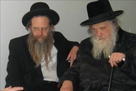 הרב משה שטרנבוך מבד''צ העדה החרדית, עם בנו אשר. צילום: בייגל, ויקיפדיה